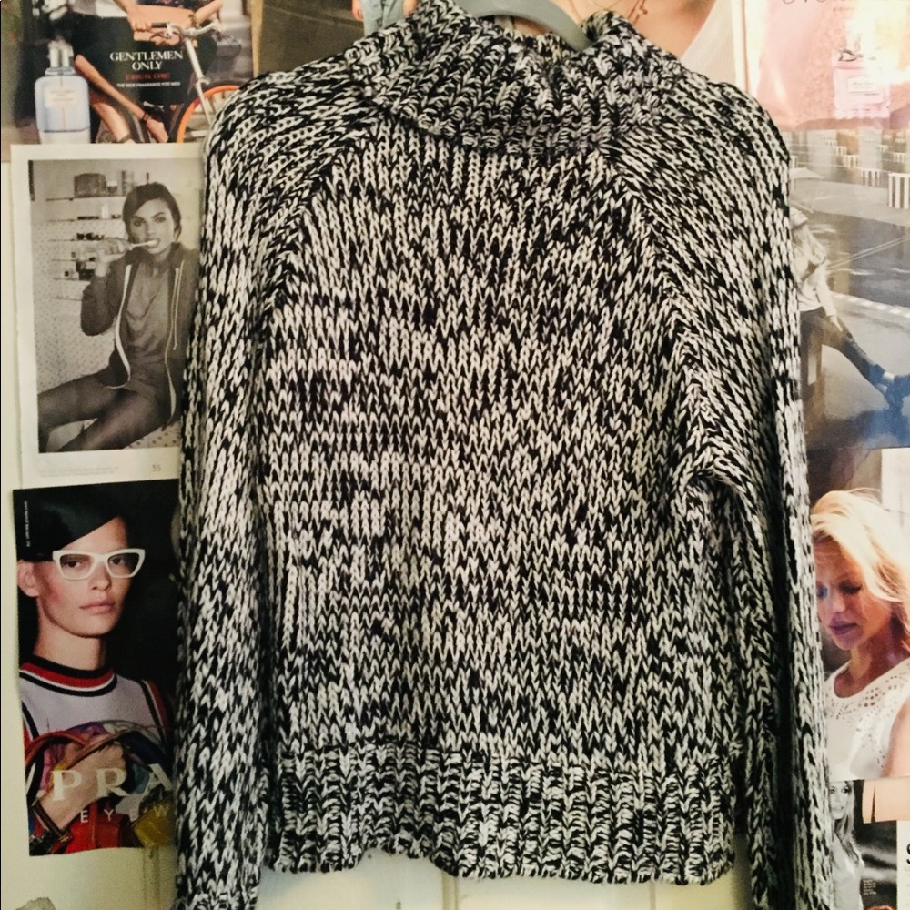 Marbled H&M sweater 🐼